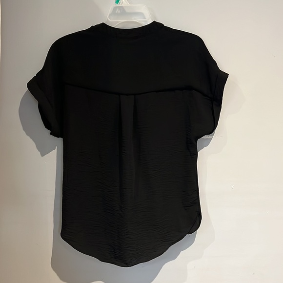 George black T-shirt. US 4 - Picture 4 of 6